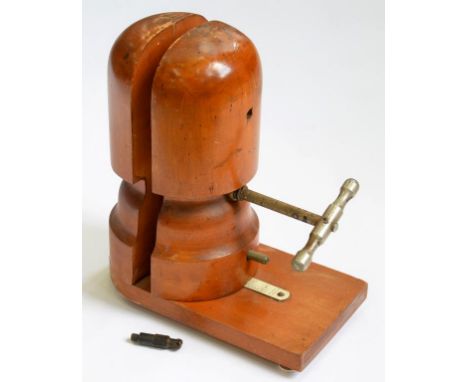 AN ENGLISH VARNISHED WOOD HAT STRETCHER, WITH IVORINE HEAD SCALE (SIZES 6 - 7 3/4) AND NICKEL PLATED IRON HANDLE, 36CM H, EAR