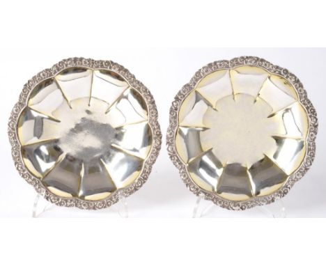 A PAIR OF GEORGE IV SILVER SAUCERS OR STANDS, WITH APPLIED FOLIATE RIM AND FOOT, FORMERLY GILT, 14CM D, BY REILY & STORER, LO