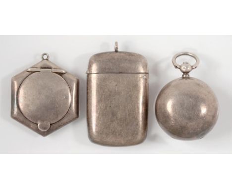 A VICTORIAN SILVER SOVEREIGN CASE, OF UNUSUAL ALMOST SPHERICAL FORM, WITH ENGRAVED AND ENGINE TURNED INTERIOR, BIRMINGHAM 188