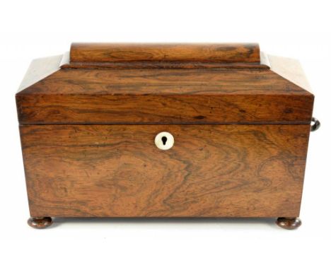 AN EARLY VICTORIAN ROSEWOOD TEA CADDY OF SARCOPHAGUS SHAPE, WITH FITTED INTERIOR, 34CM W