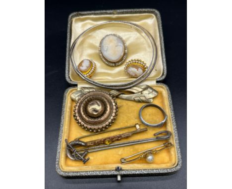 Selection of Victorian and Vintage jewellery to include Mourning brooch, Two silver bangles, 1919 Soligen ring and cameo broo