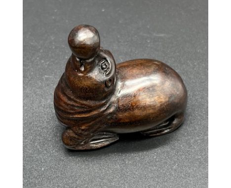 Hand carved Japanese Netsuke sculpture of a seal with ball. Signed. [5cm in length] 