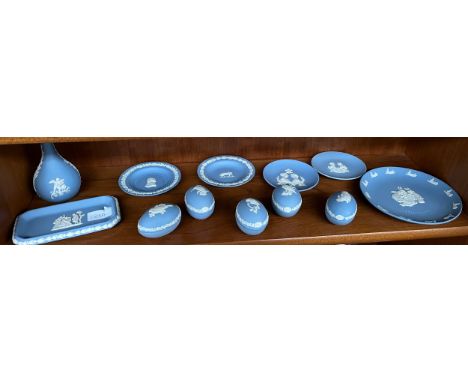 Shelf of blue and white wedgwood collectables 