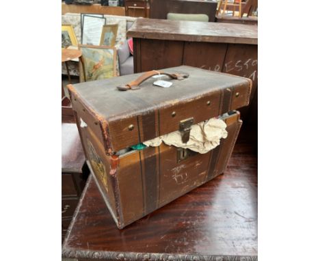 Small travel trunk 