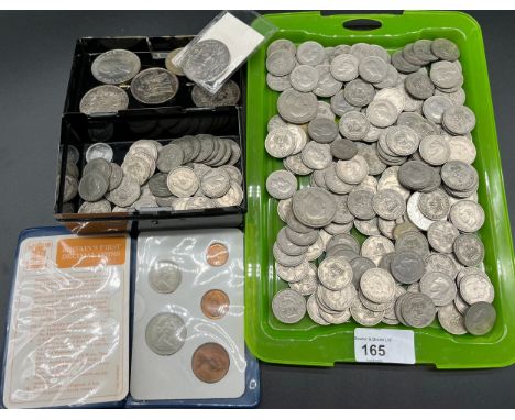 Collection of mixed world coins to include crowns, some silver coins and Britains first decimal coin set. 