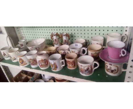 SHELF OF OVER 20 COMMEMORATIVE MUGS, PLATES, VASES ETC