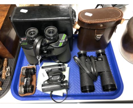 A tray of binoculars including Belmont 10 x 50, Pentax field spectacles, Zeiss Dialyt binoculars etc 