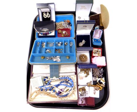 A large tray of costume jewellery, vintage brooches, earrings etc 