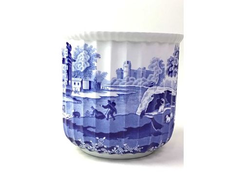 SPODE BLUE AND WHITE PLANTER, AND TWO SPODE PLATES of ribbed form, decorated with figures and animals by a rover, along with 