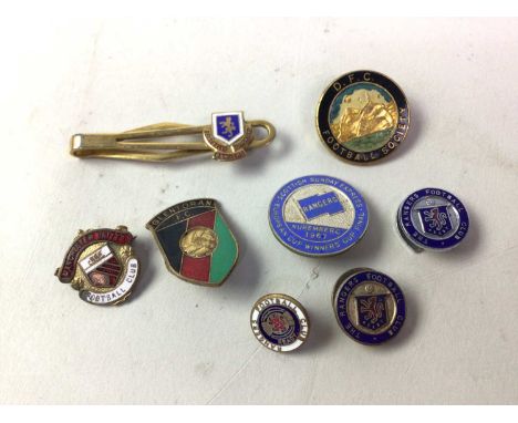 COLLECTION OF VINTAGE ENAMEL RANGERS BADGES, comprising two shirt studs, two pins, a tie clip, also a Manchester United pin, 