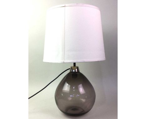 PAIR OF MODERN TABLE LAMPS, ALONG WITH A SIMILAR LAMP the pair of lamps with purple glass bases, all with shadestallest 61cm 