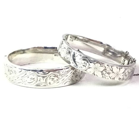 GROUP OF SILVER BANGLES, AND SILVER NAPKIN RINGS including a George VI napkin ring with engine turned decorationQty: 151g
