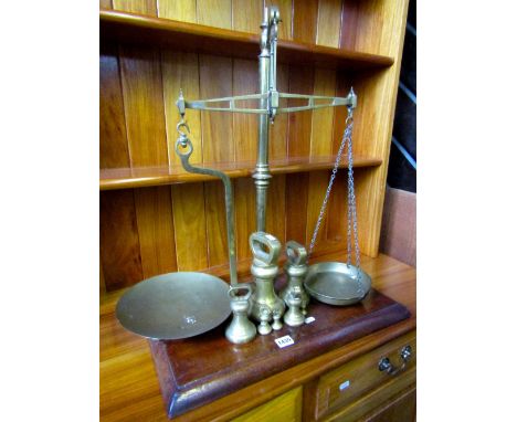 A W & T Avery brass balance scale to weigh 2 lb, raised on a rectangular mahogany platform base with moulded outline, togethe