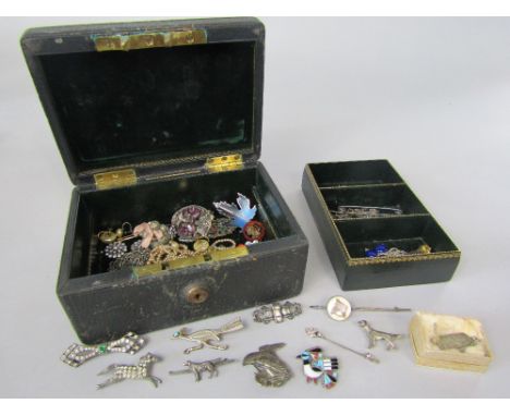 A good collection of silver, white metal and costume jewellery to include a bar brooch with painted horses head under glass, 