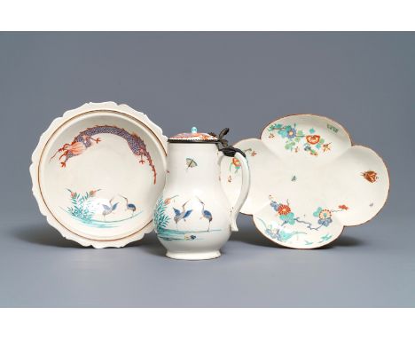 Three Kakiemon-style porcelain wares, Chantilly, France and/or Bow, England, 18th C.: L.: 24,5 cm - H.: 17 cm (the quatrefoil