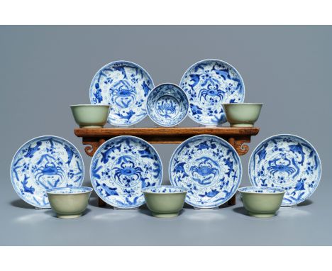 Six Chinese celadon and blue and white 'crabs and fish' cups and saucers, Kangxi: Dia.: 12,5 cm (the saucers) Dia.: 7,5 cm - 