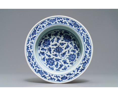 A Chinese blue and white flower scroll basin, Qianlong ----- Dia.: 27 cm - H.: 7 cm  -----  Condition reports and high resolu
