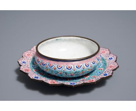 A Chinese Canton enamel brush washer on lotus-shaped stand, 18/19th C. ----- Dia.: 18 cm (the stand)H.: 5 cm - Dia.: 12 cm (t