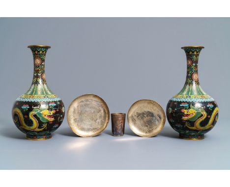 A pair of Chinese cloisonné bottle vases, two silver saucers and a silver cup, 19/20th C. ----- H.: 36,5 cm (the pair of cloi