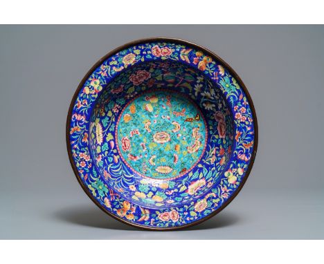 A large Canton enamel basin, 18/19th C. ----- Dia.: 38 cm   H.: 10 cm  -----  Condition reports and high resolution pictures 