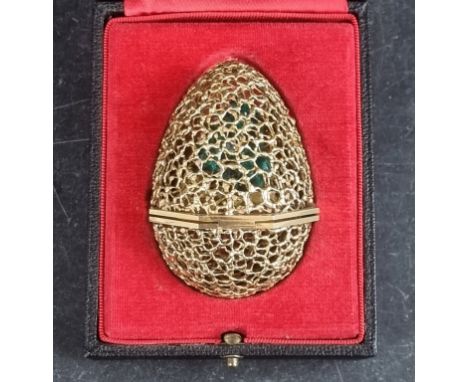 A cased Stuart Devlin 18ct gold filigree egg,&nbsp;London 1970, opening to reveal a dioptase cluster, 6.8cm high, gross weigh