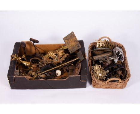 A COLLECTION OF BRASSWARE AND METALWARE to include furniture fittings including a set of nine brass drawer handles, a set of 