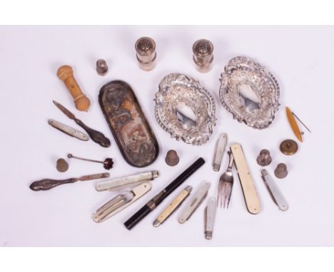 A MIXED GROUP OF SILVER AND SILVER PLATE, MOTHER OF PEARL FRUIT KNIVES AND FOLDING FORKS to include a pair of silver plated p