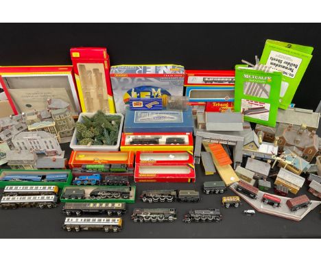 Trains Hornby OO gauge - Locomotives &amp; Rolling stock, buildings, etc inc Hornby Sheffield United, Coronation, Mallard, Br