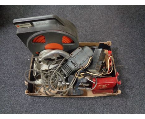A box of assorted tools including bench vice, Black and Decker 1/4 stand, power tools, Black and Decker hose 