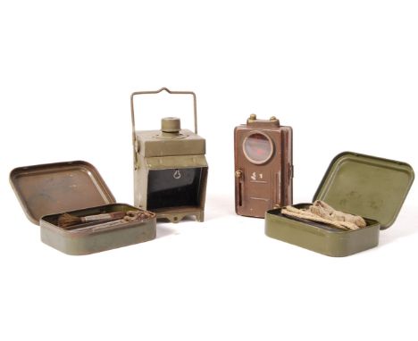 A collection of 4x vintage military issue items. Comprising: a rare WWI First World War signalling torch / lamp with sliding 