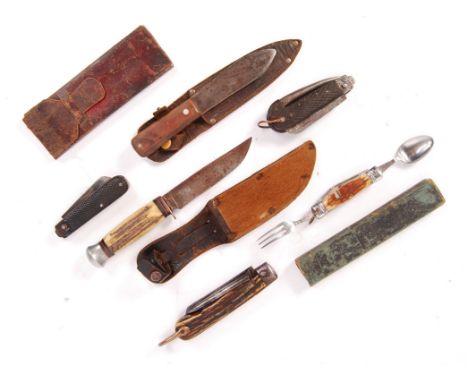 A good assorted collection of antique late 19th / early 20th century knives and related items. To include; a cased pair of W.