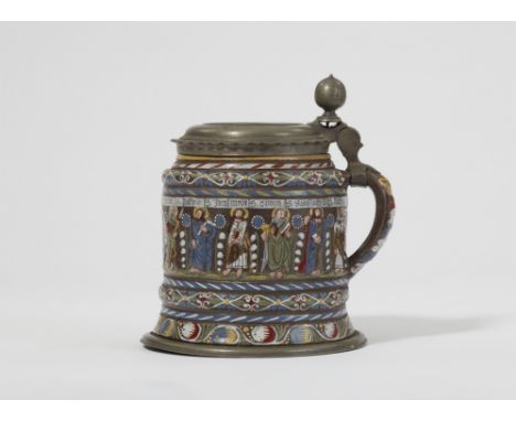Apostelkrug als Hochzeitsgabe für einen Schuster und seine FrauSalzglasiertes Steinzeug mit brauner Oberfläche, polychromer E