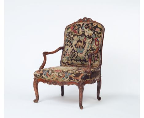 Fauteuil à la reine d'epoque RégenceNuss, mouluriert, Stickerei aus farbiger Wolle und Seide über Polsterung, Metallnägel. Ar