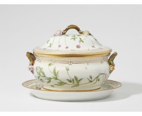 Große Suppenterrine auf Présentoir Flora DanicaPorzellan, farbiger Aufglasurdekor, Vergoldung. Modelle 3560 (Terrine) und 356