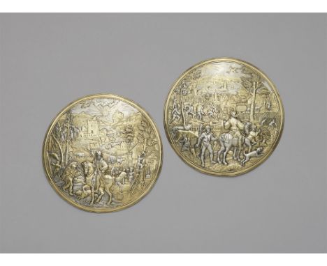 Paar museale ReliefsSilber, teilweise vergoldet. Aus einem Tazzenpaar. Runde, leicht aufgewölbte Plaques mit profiliertem Ran