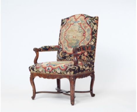 Fauteuil d'époque RégenceNuss, mouluriert, Stickerei aus farbiger Wolle und Seide über Polsterung, Metallnägel. Armlehnstuhl 
