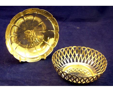 A silver circular Sweetmeat Dish with pierced border, Sheffield, 1916 and a silver circular shallow dish.  (6.3ozs).