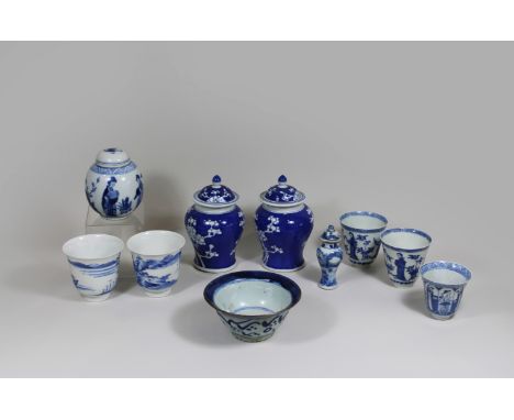 Konvolut Porzellan 12 Tl., China, 5x Teecups, blau-weiß unterglasur, diverser Bodenmarken, figürliche Szenen, Maße: von H. 7 