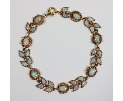 Opal-Armband, 375er Rotgold, ein großer Opal im wechsel mit je vier kleineren Tropfenförmigen Opalen. Länge: 20 cm, Breite: 1