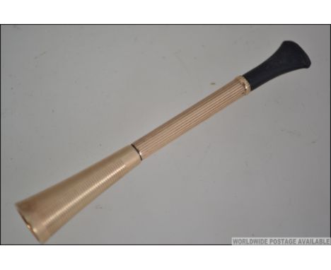 A 9ct gold vintage cheroot holder being hallmarked for Birmingham 1982 with ebonised mouthpiece. Total weight exc mouthpiece 