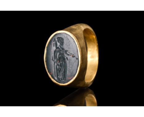 Ca. 100 BC - 100 AD - Late Republican. A gold finger ring, Hening type I, of unparalleled beauty and sophistication. Its roun
