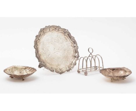 A small mixed lot of silver, including: a small silver salver with engraved decoration, by R. Pierce and G Burrows, London, 1