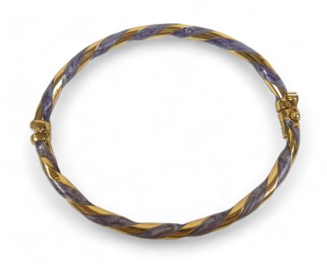 An Italian 18ct yellow gold and enamel hinged bangle, in twisted design, 4mm wide, interior measurements 60 by 51mm, 6.8g gro