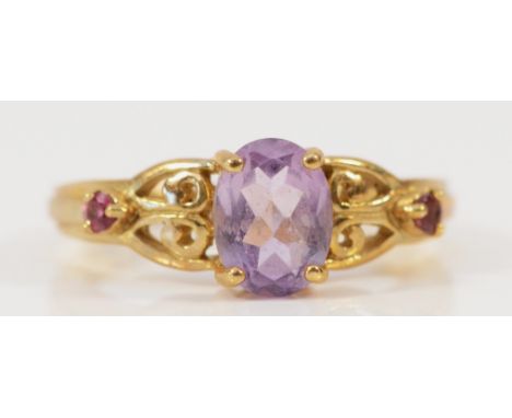 A 9ct gold amethyst and pink tourmaline ring with patterned shoulders, N, 2.9g