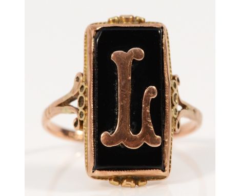 A 9ct rose gold antique onyx panel ring with the initial L, 20mm x 10mm ring front, initial is slightly raised on one edge, O