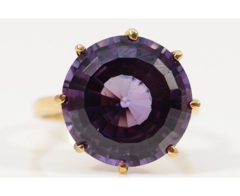 A 9ct gold vintage synthetic colour changing sapphire cocktail ring, Birmingham 1972, M, 4.9g