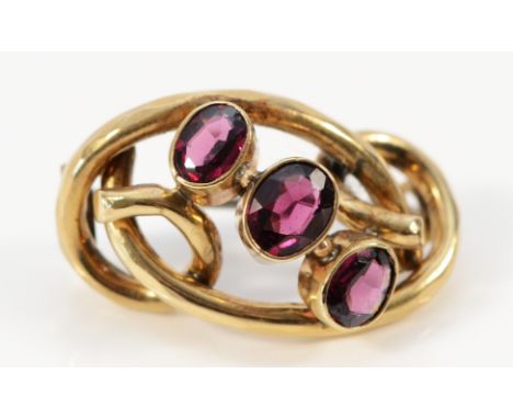 A 9ct gold vintage purple garnet three stone brooch, 25mm across, 2.5g
