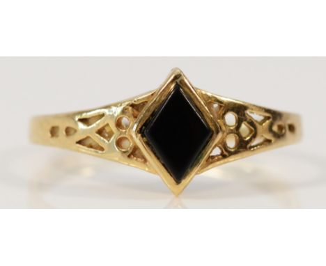 A 9ct gold onyx open work ring, N 1/2, 1.3g