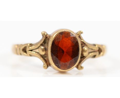 A 9ct gold garnet single stone ring, J, 1.3g