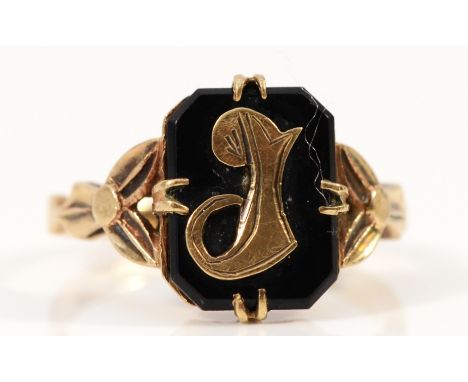 A 9ct gold vintage initial J dress ring, decorative shoulders, O, 3gSize O, good condition but would benefit from a clean and